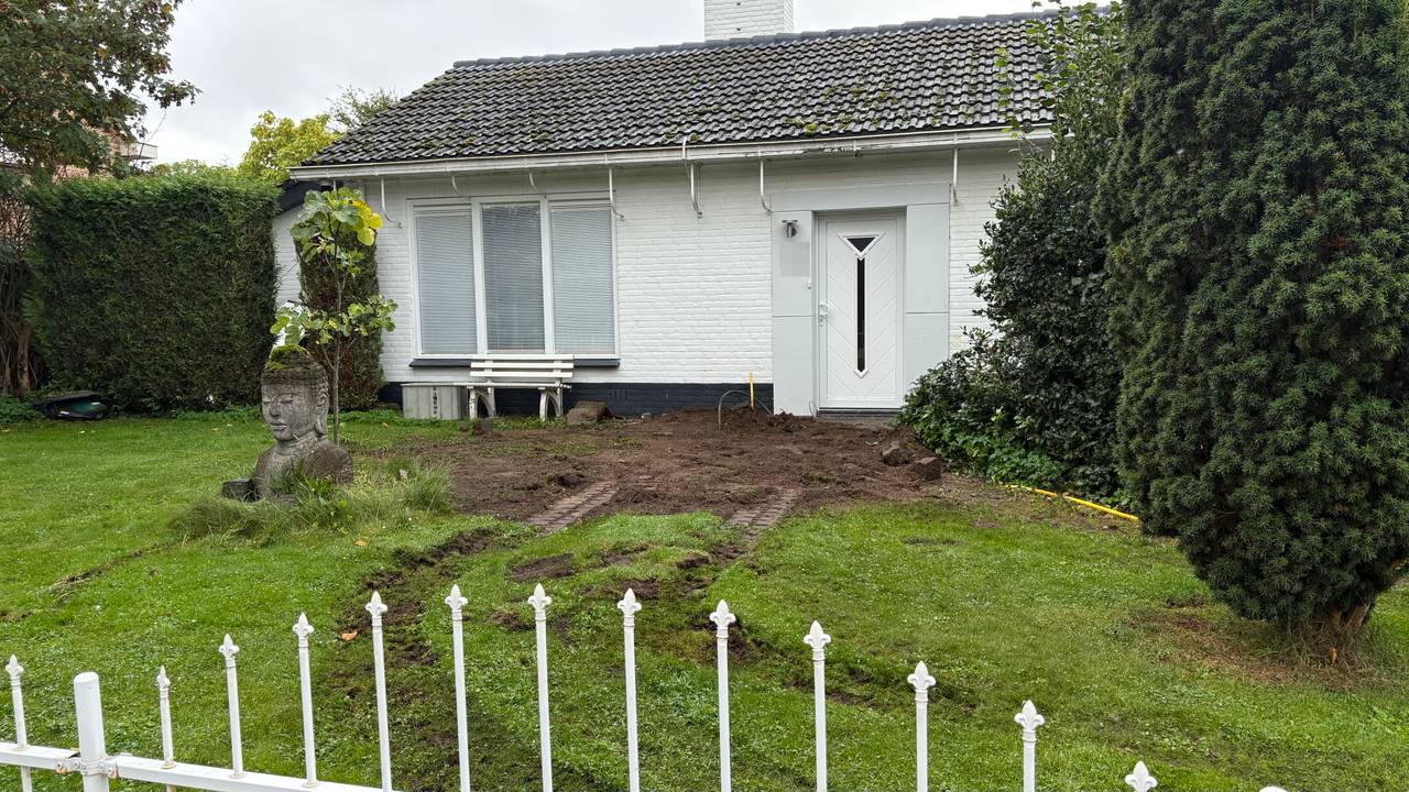 Stroom en gas zijn afgesloten bij een huis waar een hennepkwekerij werd opgerold (foto: Ruud Ritzen).