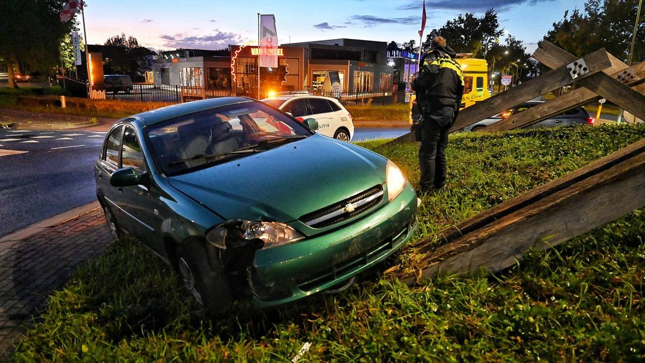 De auto kwam op de rotonde tot stilstand (foto: Toby de Kort / Persbureau Heitink).