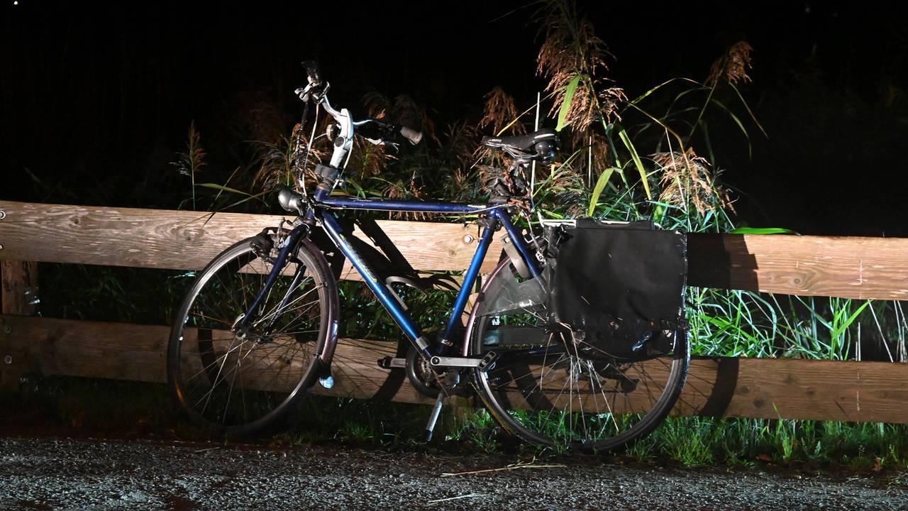 Fietser belandt in sloot in Breda (foto: Perry Roovers/Persbureau Heitink). 