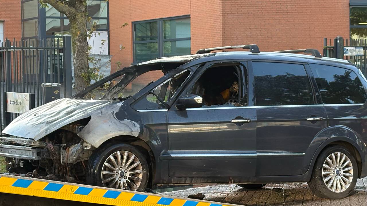 De stoel van de bestuurder en bijrijder zijn bijna helemaal weggesmolten (foto: Omroep Brabant).