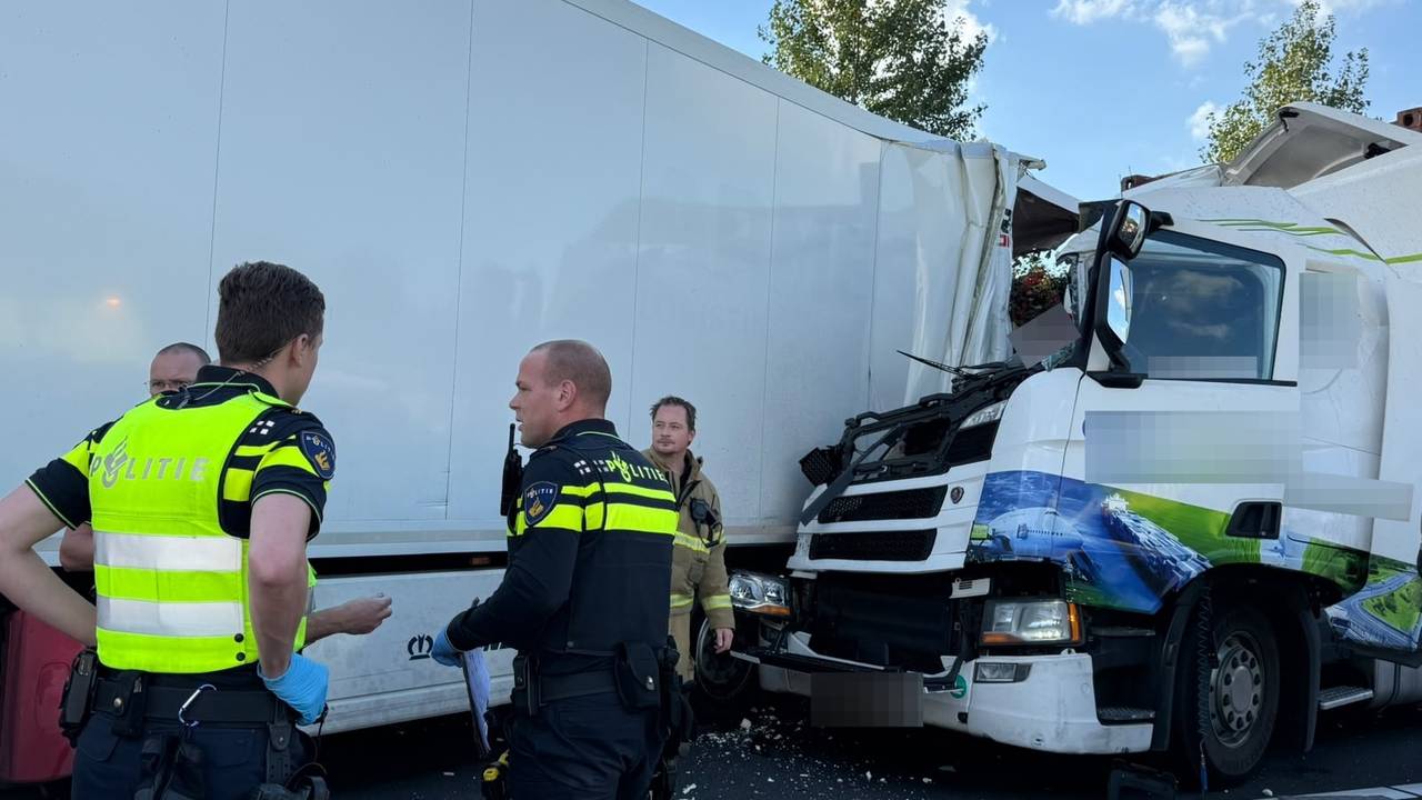 A2 tot negen uur dicht na zware crash, truck stond stil op invoegstrook