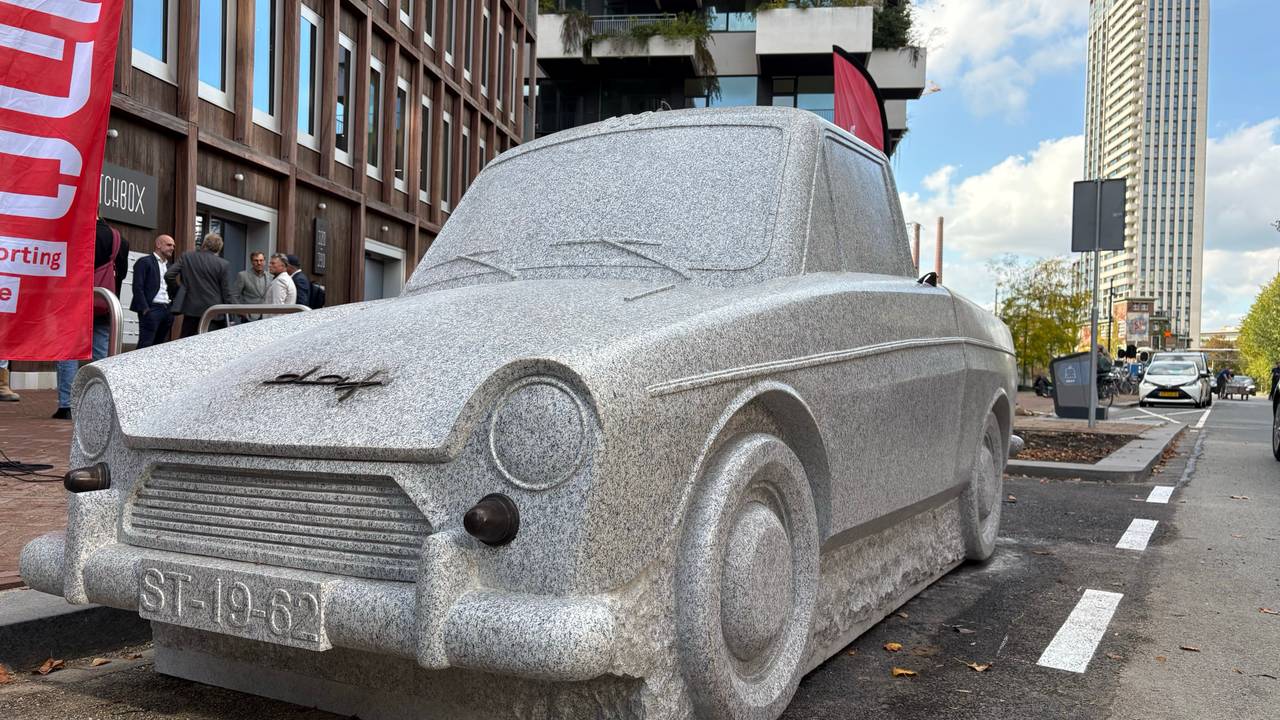 Het kunstwerk van een granieten Daf 600 op Strijp-S (foto: Ruud Ritzen).