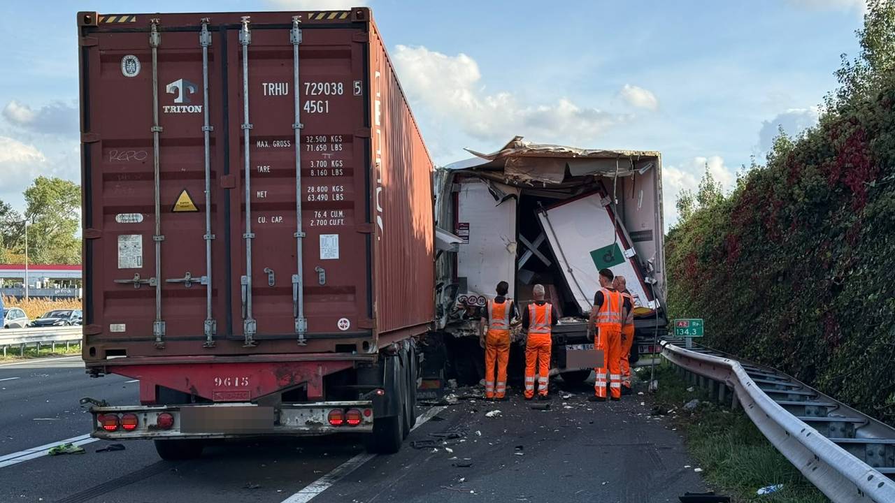 De schade is enorm (foto: Bart Meesters / Persbureau Heitink).