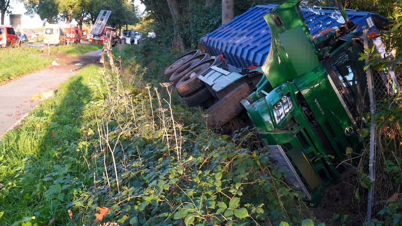 De vrachtwagen belandde in de greppel (foto: Harrie Grijseels/Persbureau Heitink).