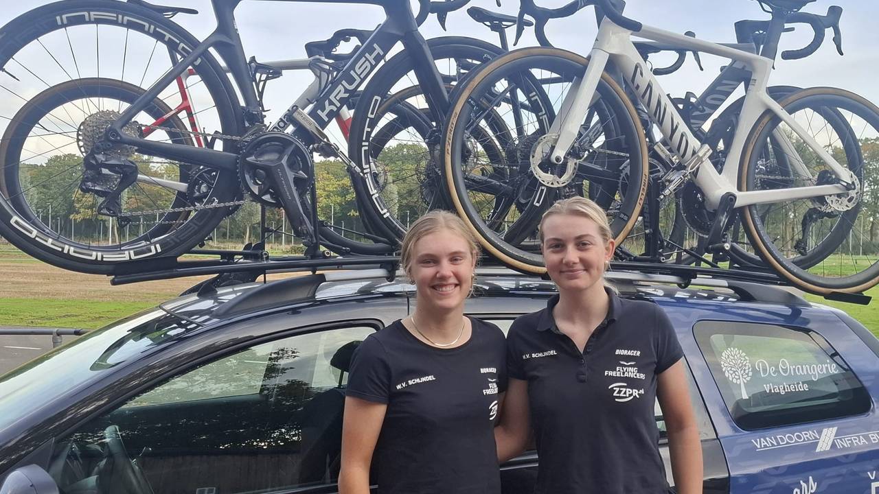Sara Sonnemans en Isère Koster van Wielervereniging Schijndel doen mee aan de Eneco Tour (foto: Leon Voskamp). 