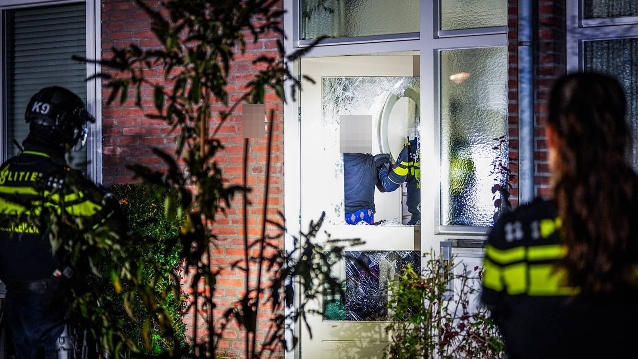 Agenten konden moeilijk contact krijgen met de bewoner en moesten daarom de deur forceren (foto: SQ Vision). 