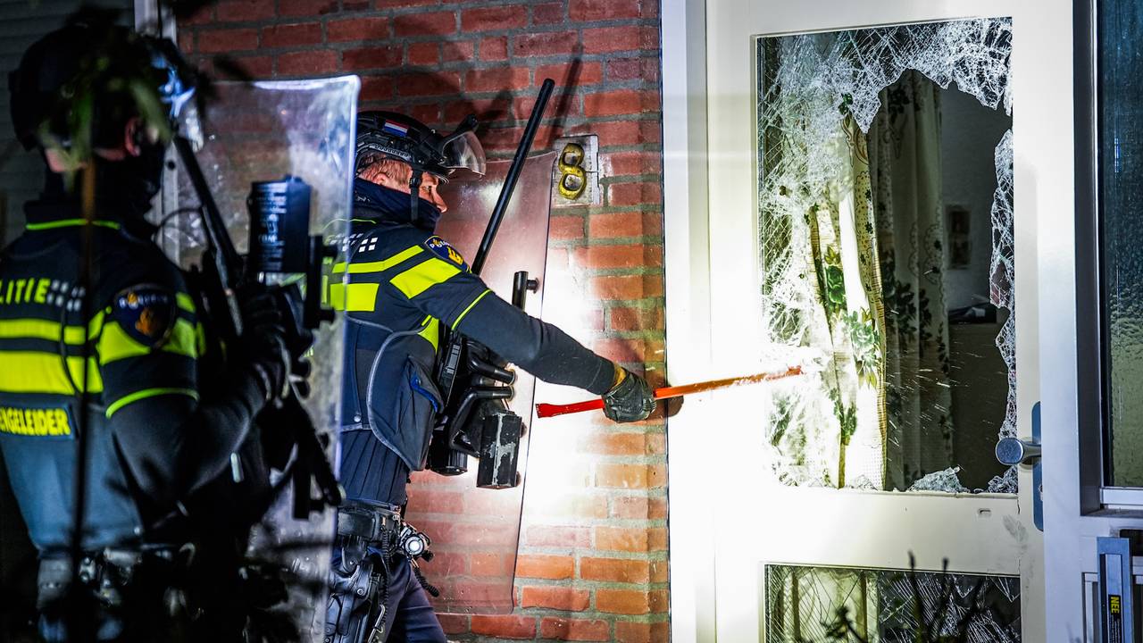Agenten konden moeilijk contact krijgen met de bewoner en moesten daarom de deur forceren (foto: SQ Vision). 