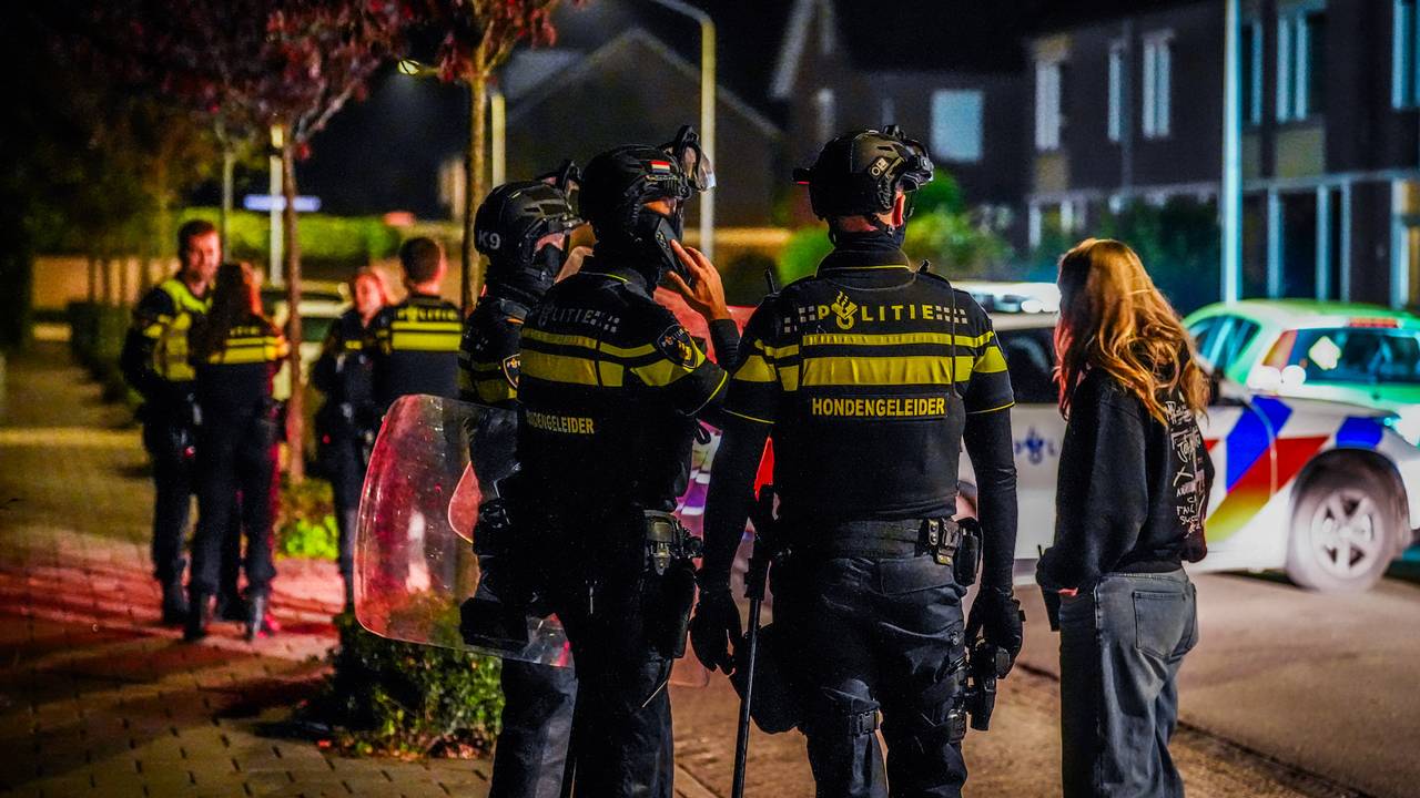 Agenten konden moeilijk contact krijgen met de bewoner en moesten daarom de deur forceren (foto: SQ Vision). 