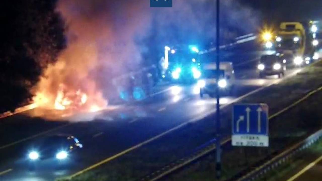 Brandende auto op A58 (foto: Rijkswaterstaat). 