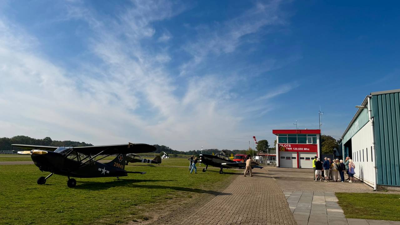 Een deel van de collectie staan buiten in de zon tijdens een rondleiding (foto: Isabel Pijnappels).