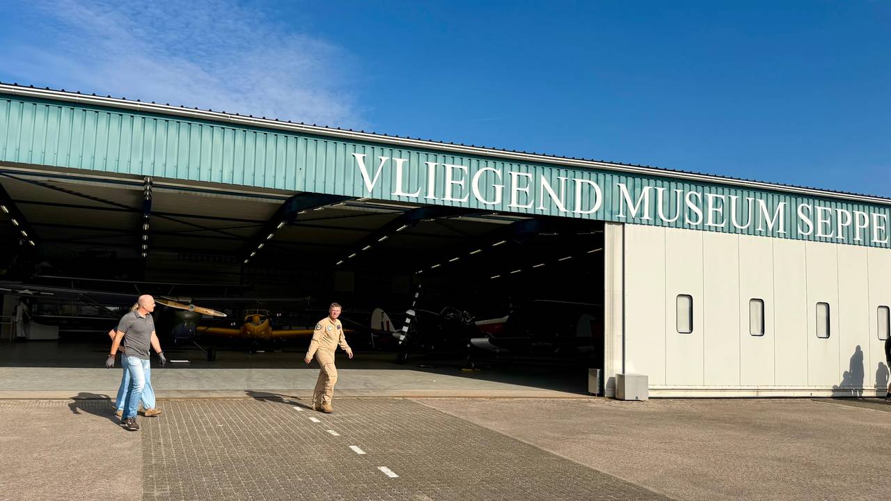 Bij mooi weer vertrekken de toestellen een voor een naar buiten (foto: Isabel Pijnappels). 