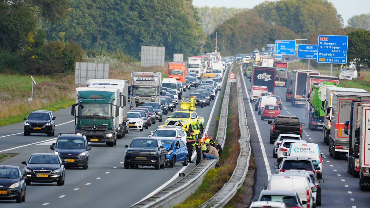 Botsing tussen twee auto's op A59 bij Waspik