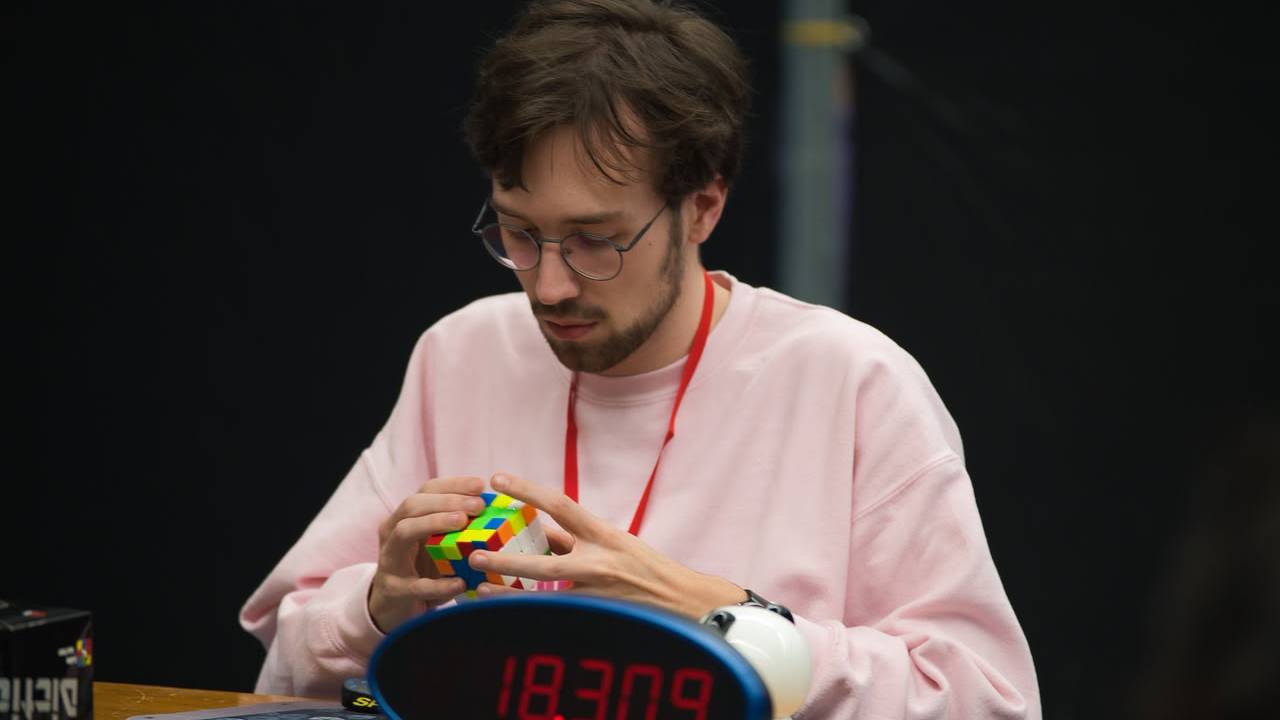 Jan lost de Rubik’s Cube op in 7,64 seconden: zo begin jij eraan