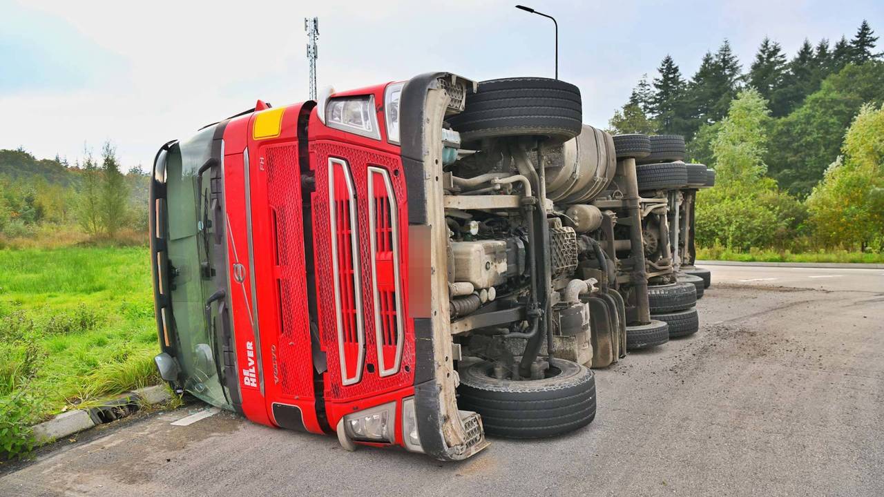 Vrachtwagen kantelt op N69, chauffeur weet via dak uit cabine te komen