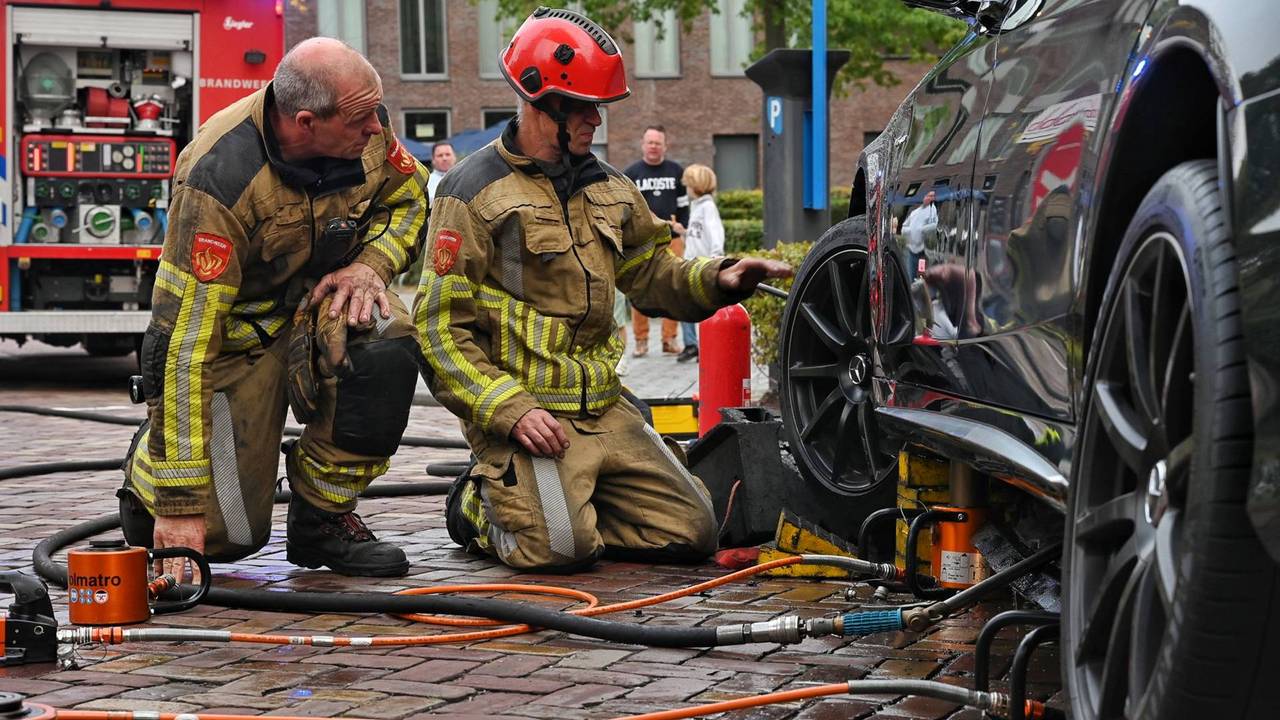 Auto is lastig te blussen voor de brandweer in Tilburg