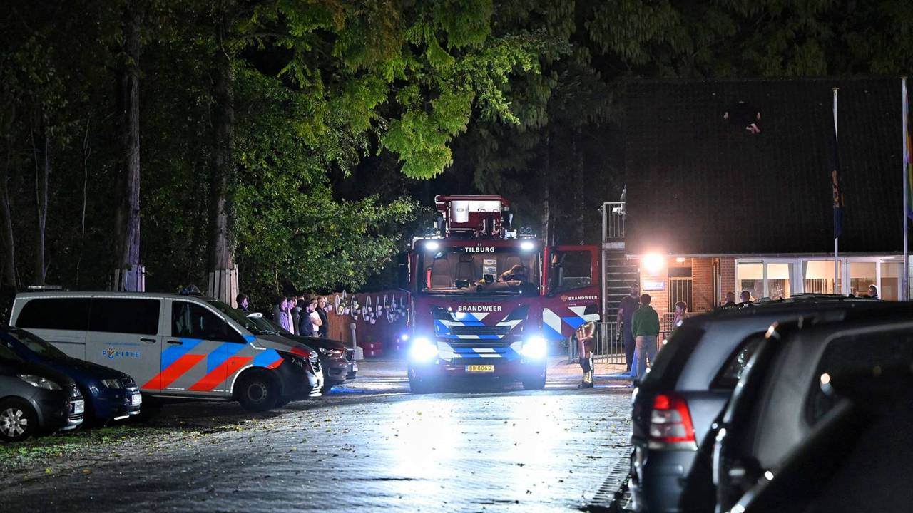 Vanwege alle ophef bij het azc in Oisterwijk werden meerdere hulpdiensten gewaarschuwd (foto: Toby de Kort/Persbureau Heitink).