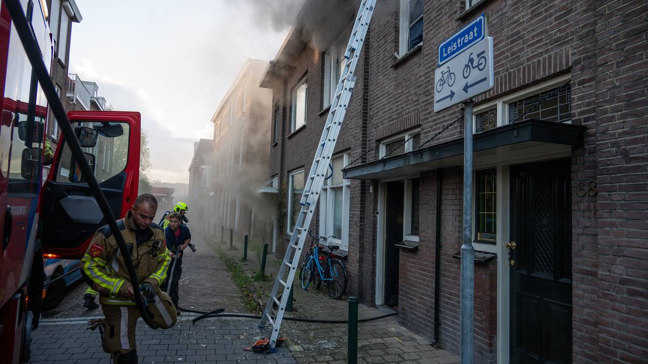 Drie huizen door brand beschadigd in Breda, veel rook in de straat