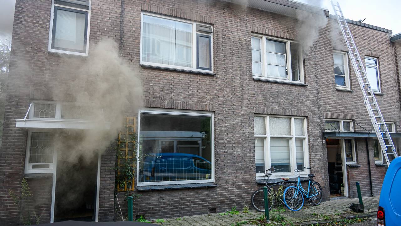 Het vuur sloeg over naar twee woningen naast het huis waar de brand uitbrak (foto: Tom van der Put/Persbureau Heitink).