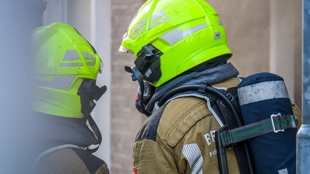 De brandweer bluste het vuur aan de Leistraat in Breda (foto: Tom van der Put/Persbureau Heitink).