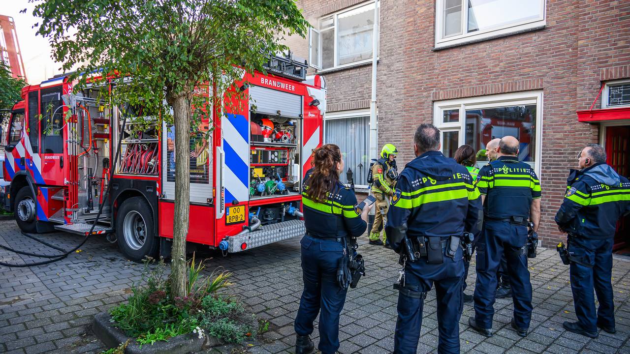 Meerdere hulpdiensten werden opgeroepen vanwege de brand aan de Leistraat in Breda (foto: Tom van der Put/Persbureau Heitink).