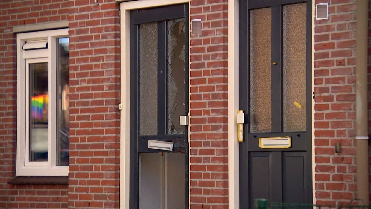De deur van het huis is geforceerd door agenten en het glas is gebroken (beeld: Omroep Brabant).