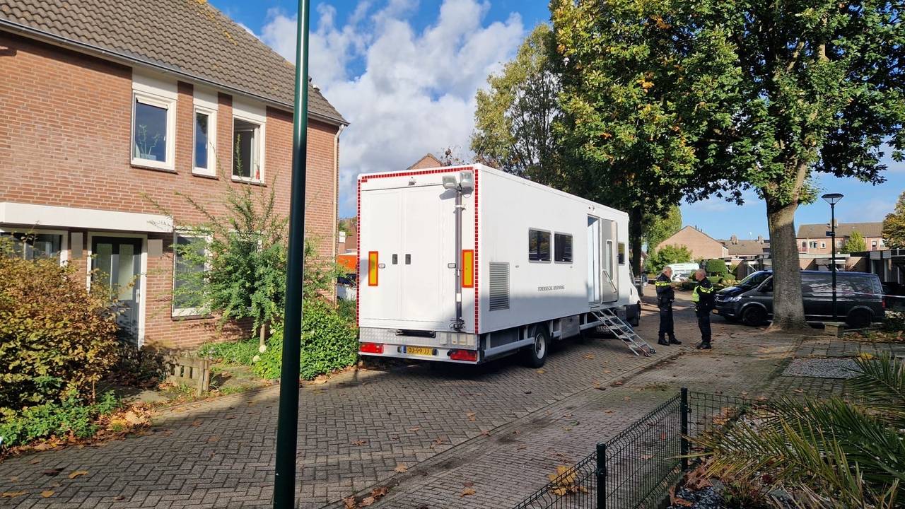 In de straat staat een vrachtwagen van de Forensisch Opsporing (foto: Eva de Schipper / Omroep Brabant).
