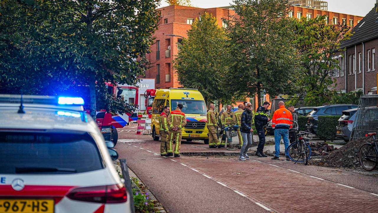 De politie doet onderzoek naar het ongeluk (foto: Persbureau Heitink).