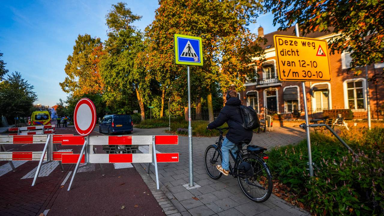 Fietsers negeren de wegafsluiting (foto: Persbureau Heitink).