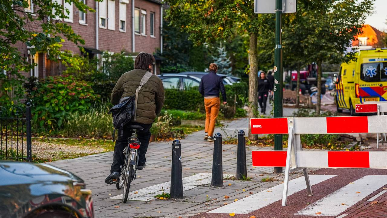 Fietsers maken ondanks de borden gebruik van de weg (foto: Persbureau Heitink).