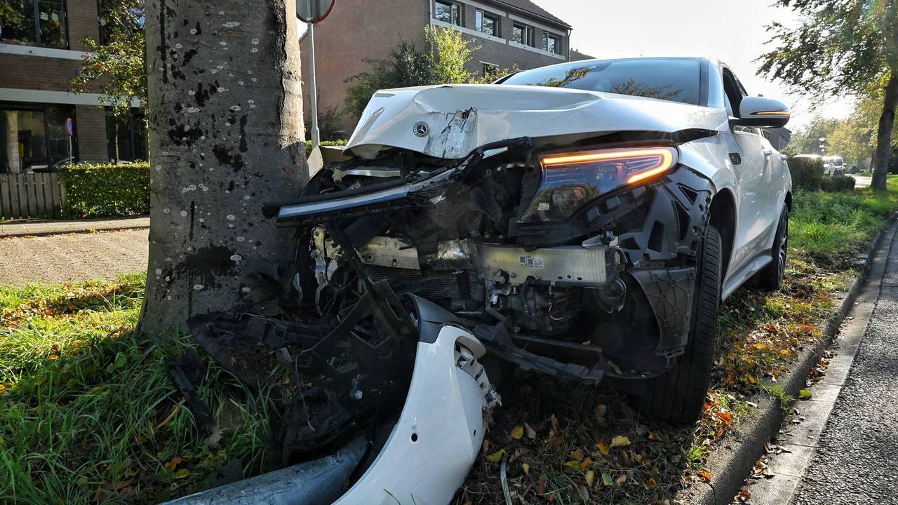 Jongeman rijdt auto in de prak bij ongeluk in Oisterwijk en wordt opgepakt