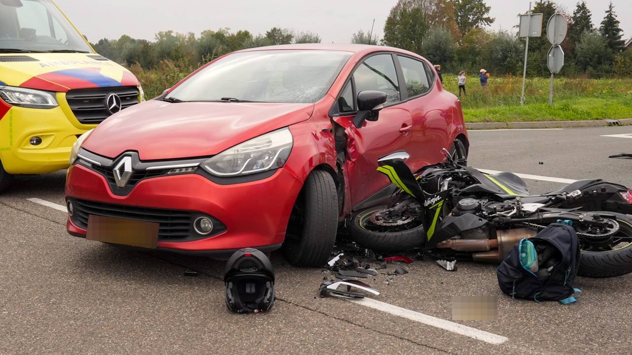 Motorrijder gewond bij ongeluk met auto in Gemert, man naar het ziekenhuis