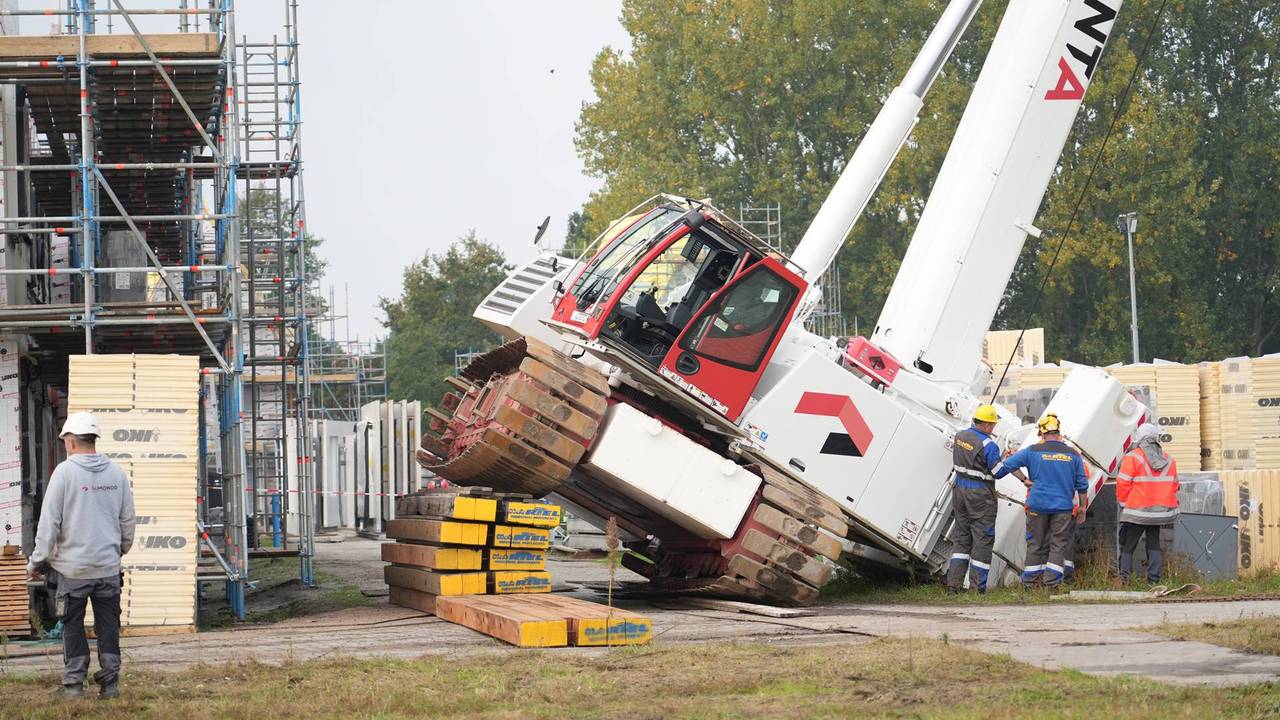 De kraan die weer recht wordt gezet (foto: Jeroen Stuve/Persbureau Heitink).