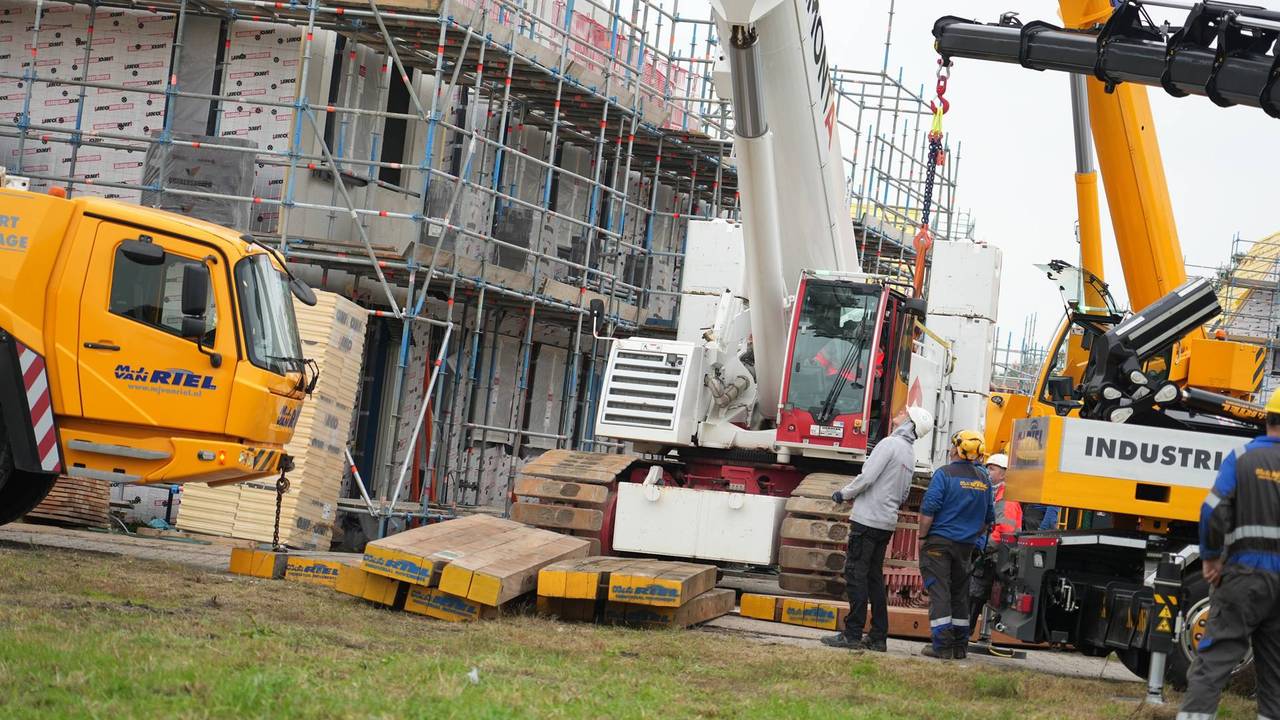 De bouwkraan die weer veilig staat (foto: Jeroen Stuve/Persbureau Heitink).