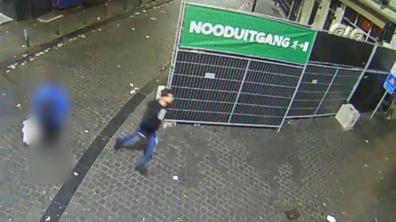 Gesprek in snackbar eindigt in mishandeling: politie toont beelden dader
