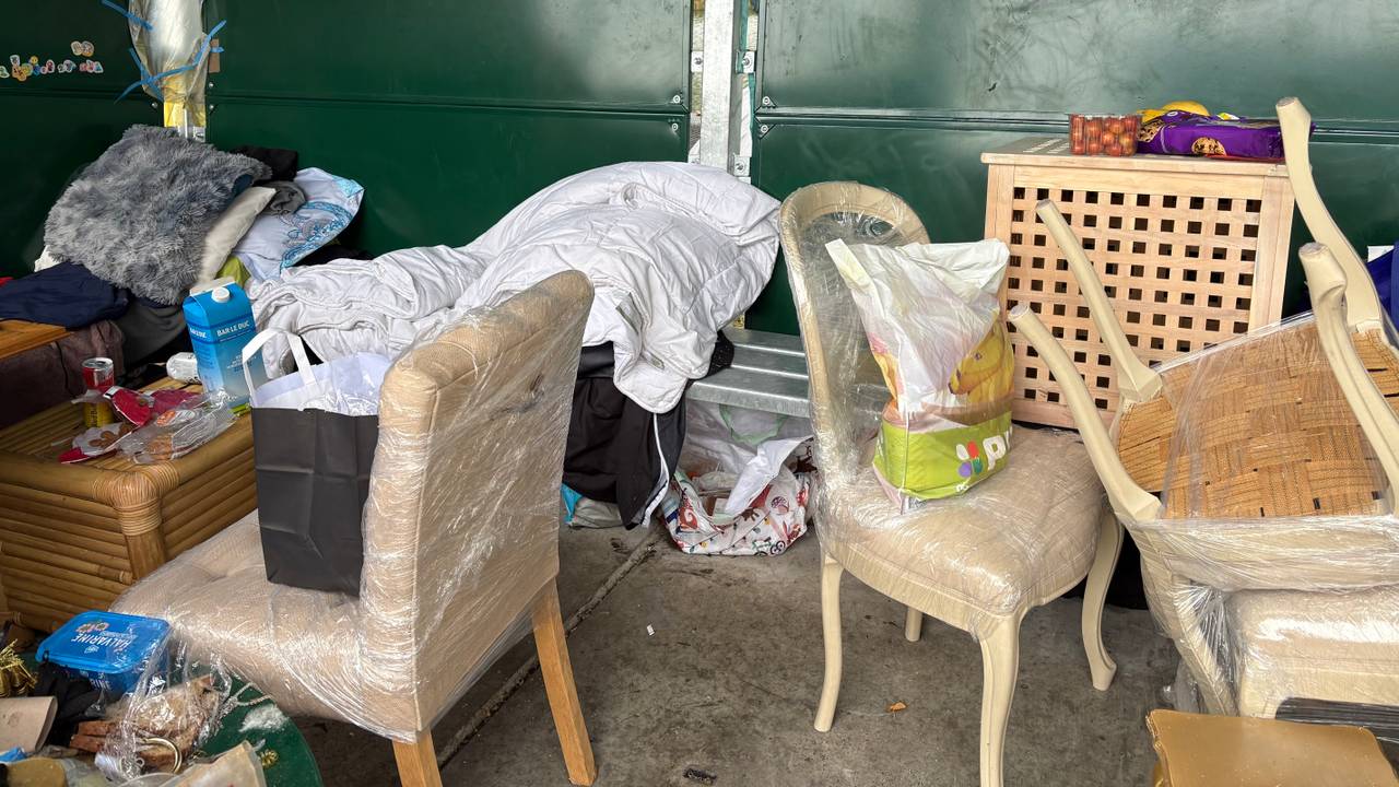 Meubels in het 'bushokje' voor daklozen in Helmond (Foto: Alice van der Plas)
