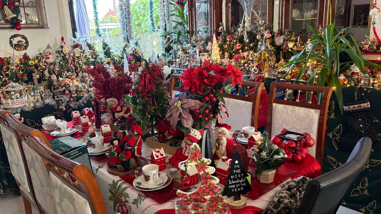 De tafel is al gedekt met het kerstservies (foto: Jan Peels / Omroep Brabant).