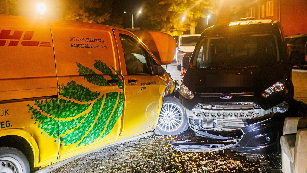 Vrouw botst op bestelbus (foto: SQ Vision).