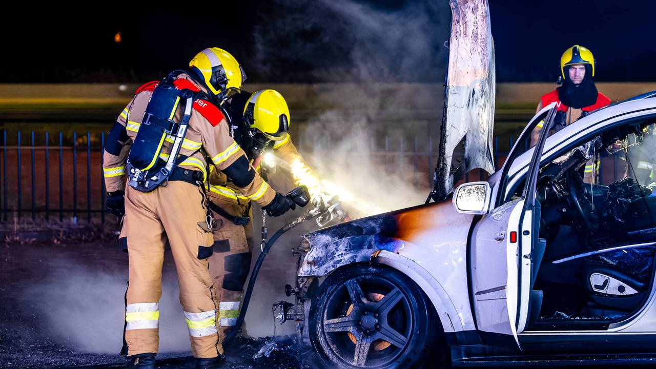De auto raakte flink beschadigd door de brand. (Foto: Lucas Lammers / Persbureau Heitink.)
