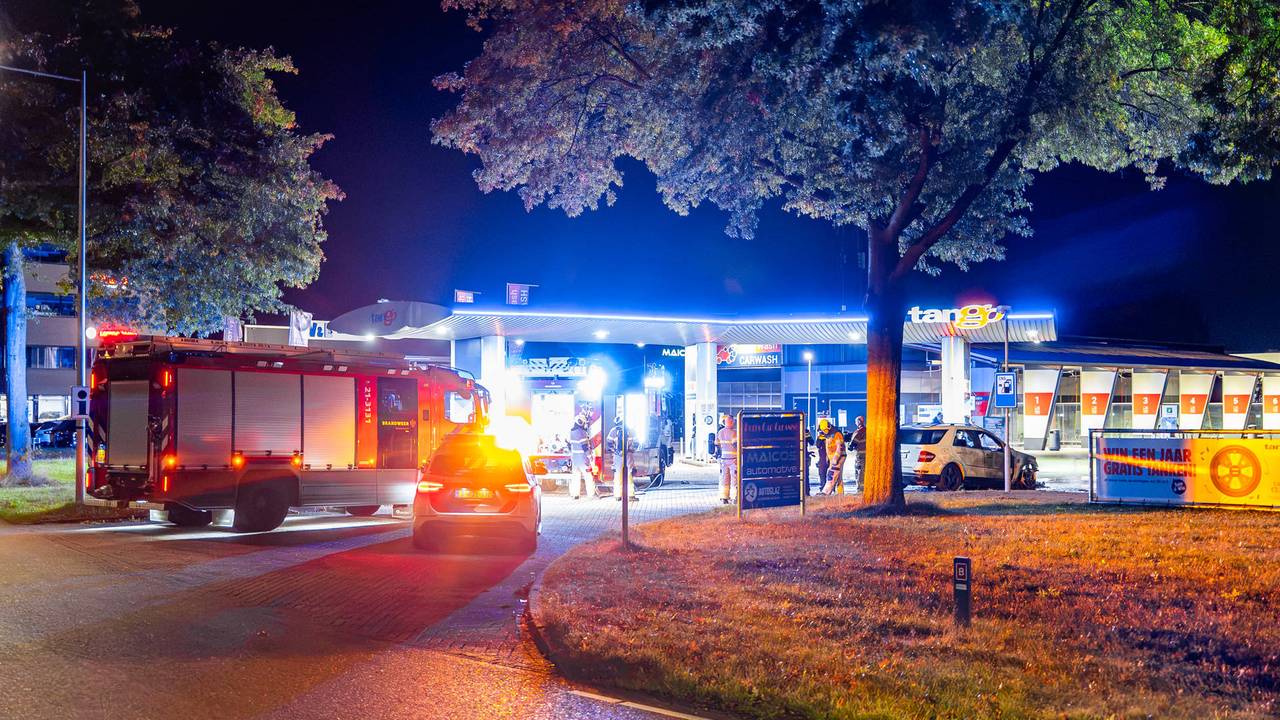 De wagen stond op een opvallende plek geparkeerd, half op de weg bij de oprit naar het tankstation. (Foto: Lucas Lammers / Persbureau Heitink.)