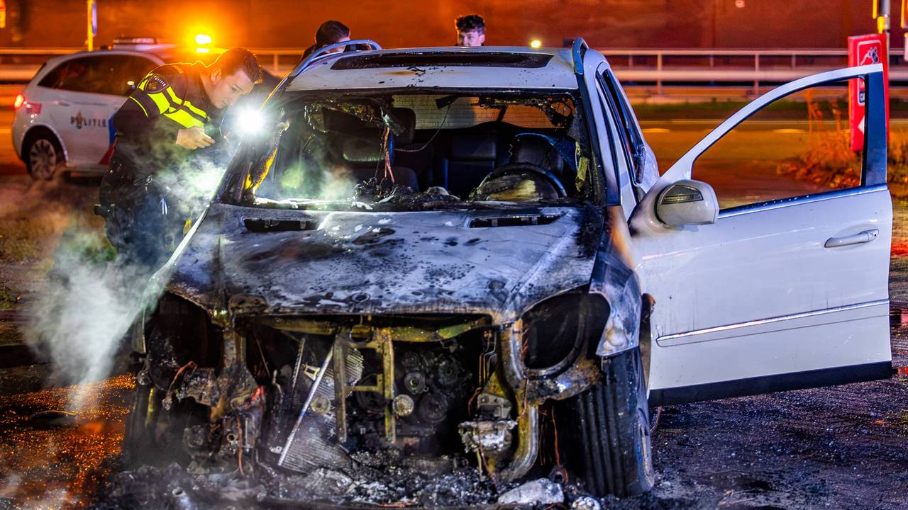 De witte Mercedes bleek niet meer te redden, de politie gaat uit van brandstichting. (Foto: Lucas Lammers / Persbureau Heitink.)
