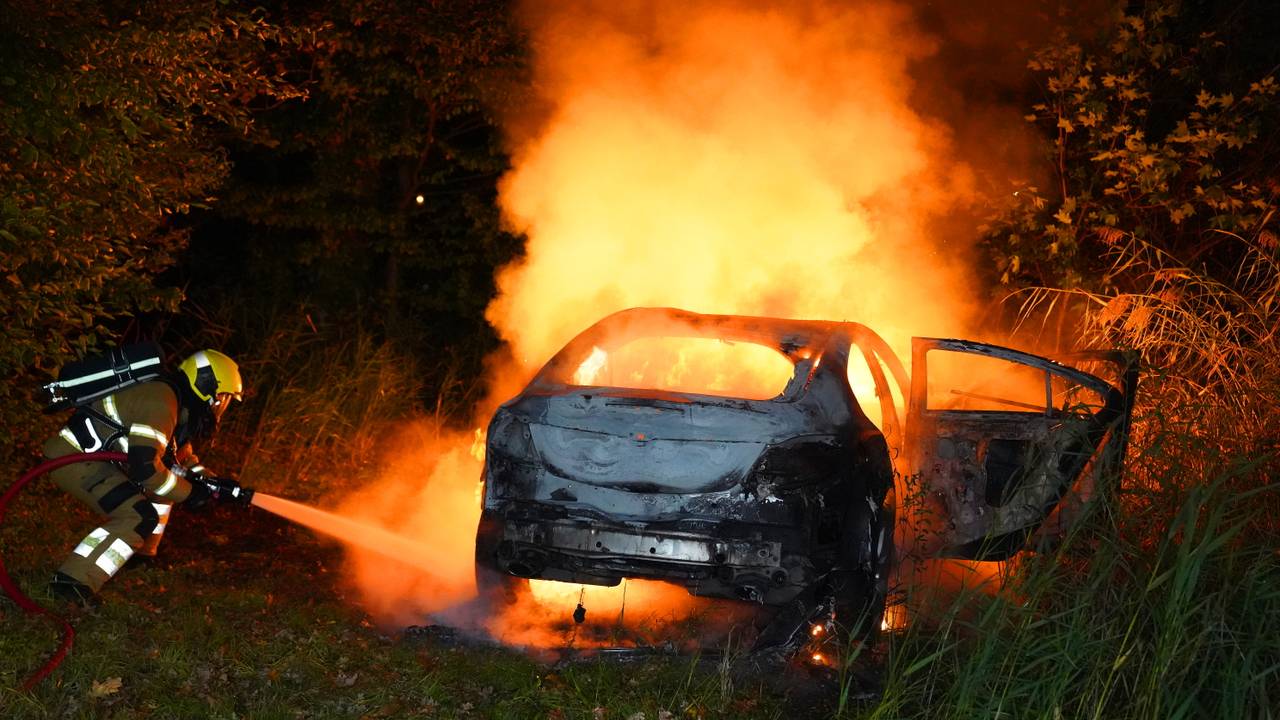 Toen de brandweer arriveerde stond de wagen al volledig in lichterlaaie. (Foto: Bart Meesters / Persbureau Heitink.)