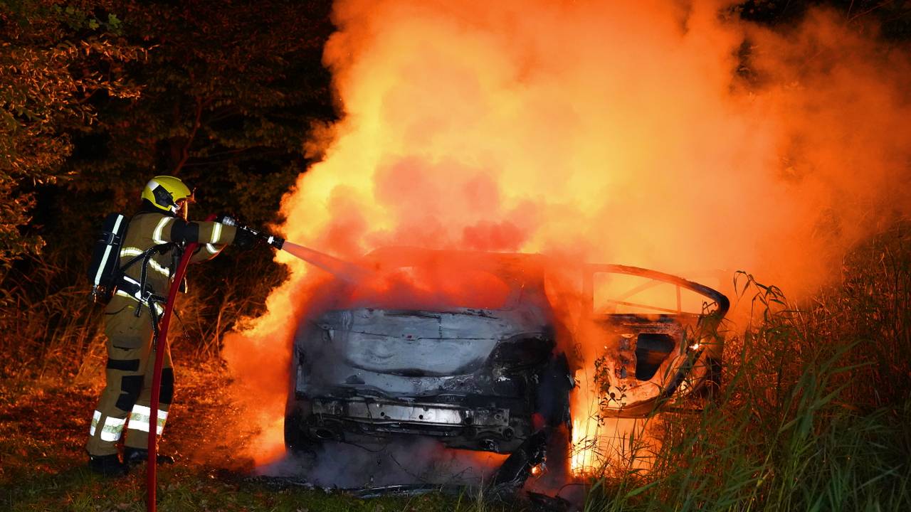 De vlammen sloegen uit de vermoedelijk gedumpte auto. (Foto: Bart Meesters / Persbureau Heitink.)