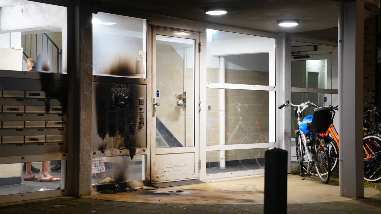 Ook werden er teksten op de muur van de flat gekalkt met een verfspuitbus, vermoedelijk gaat het om een voornaam. (Foto: Bart Meesters / Persbureau Heitink.)