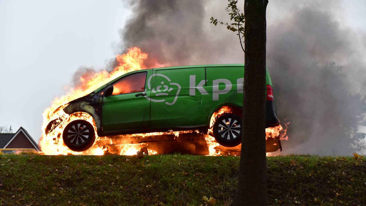 Enorme vlammenzee nadat KPN-busje in brand vliegt