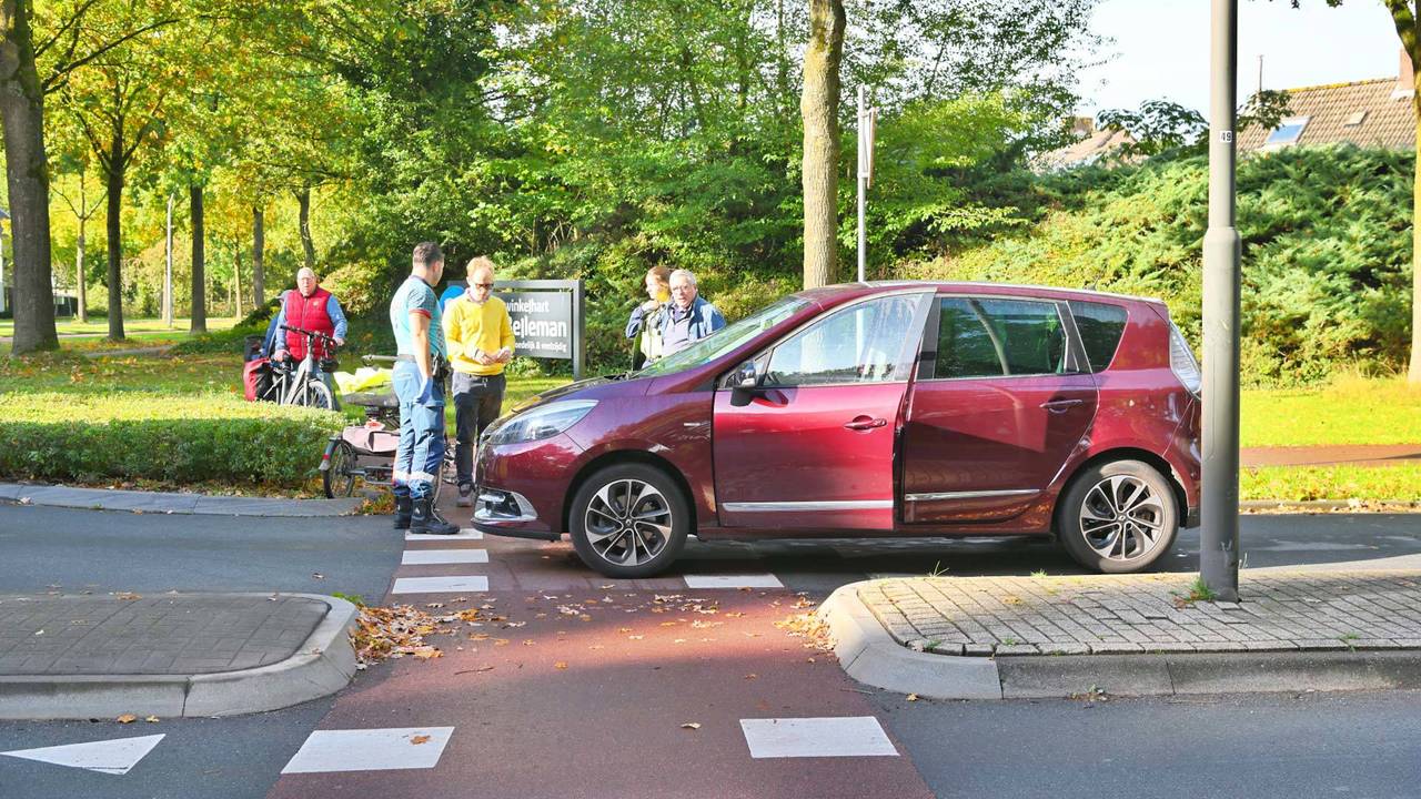 De vrouw werd aangereden toen ze met haar driewieler de rotonde overstak (foto: Rico Vogels/Persbureau Heitink).