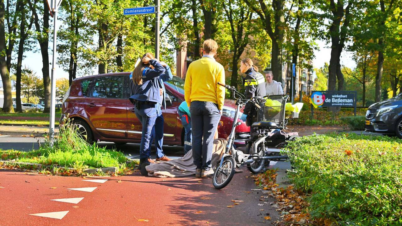 De vrouw werd aangereden toen ze met haar driewieler de rotonde overstak (foto: Rico Vogels/Persbureau Heitink).