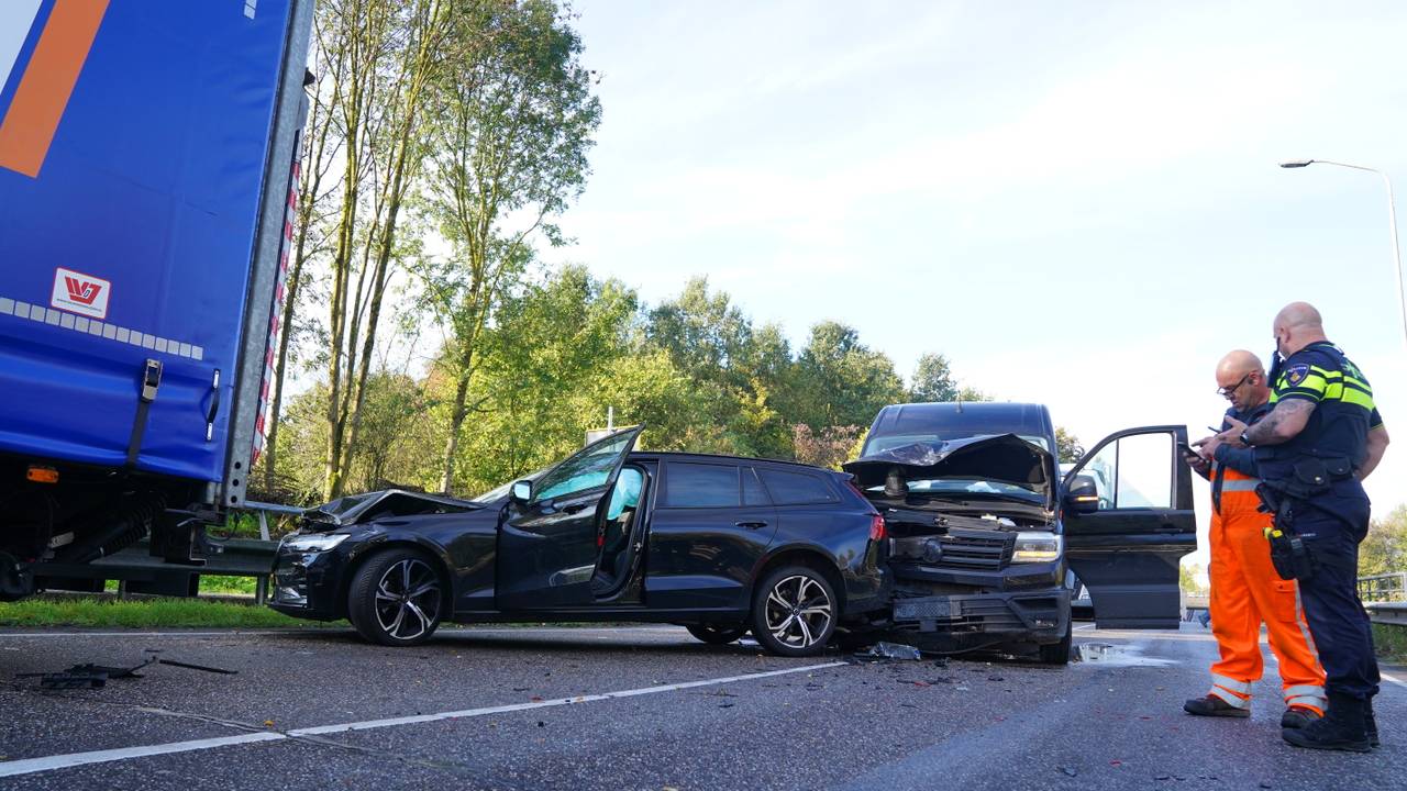 Na botsing tussen auto, bestelbus en vrachtwagen stond Boxtel tijdje vast