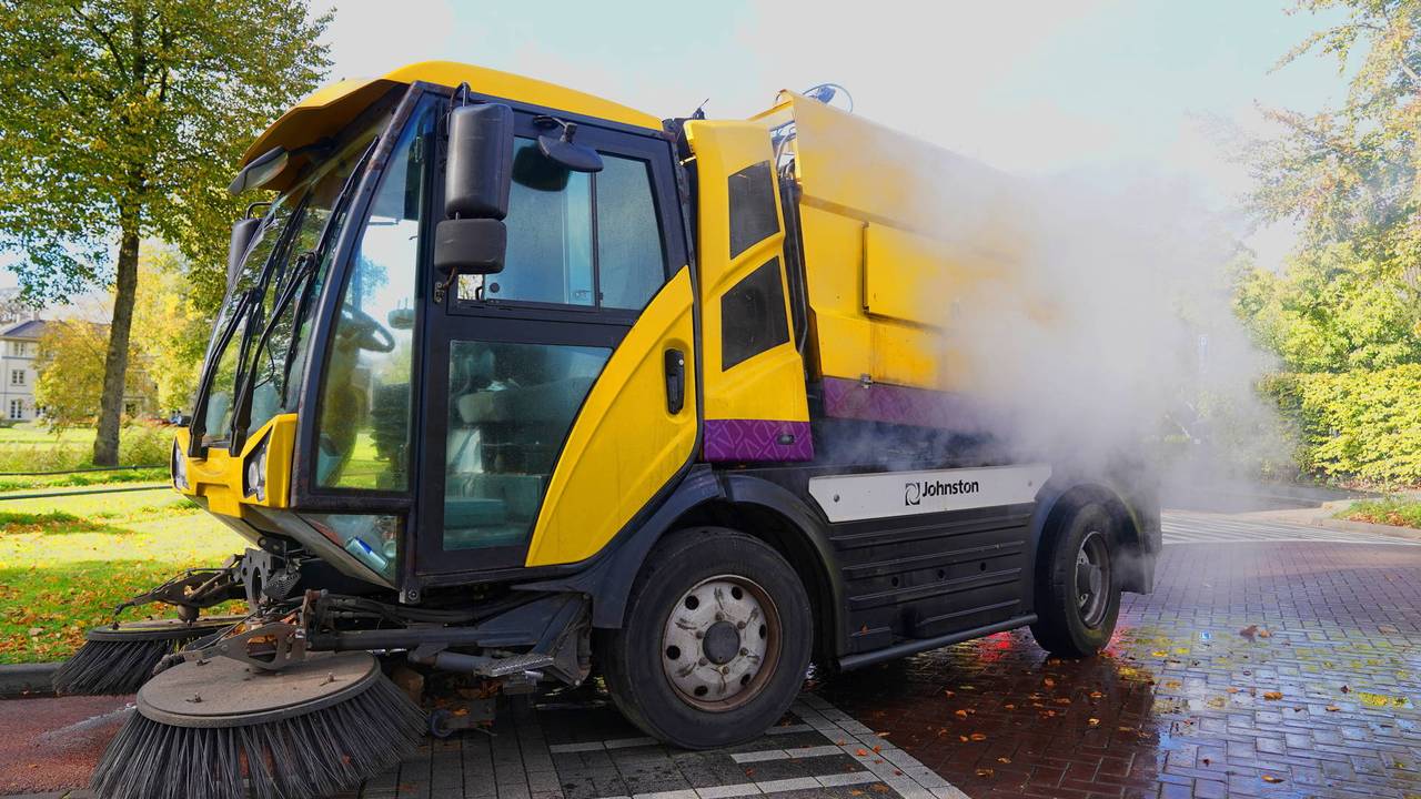 Veegwagen vliegt in brand tijdens schoonmaken in Vught