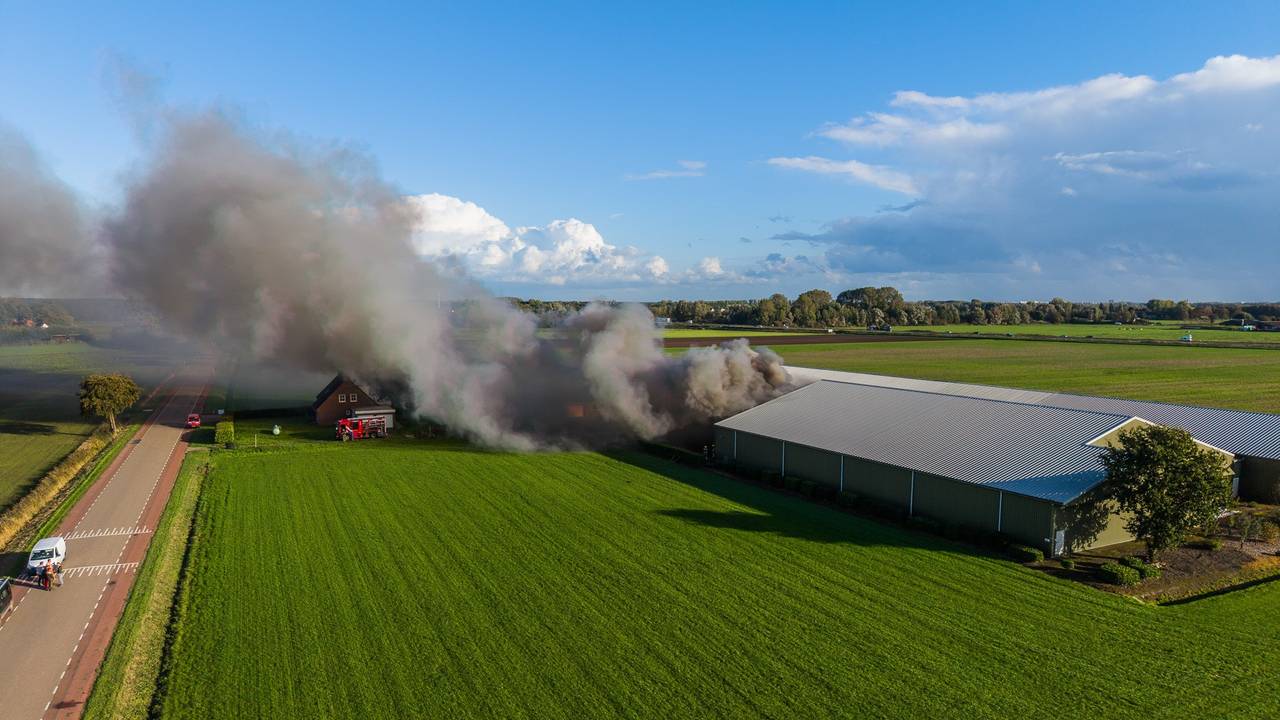Loods op boerenerf gaat in vlammen op bij brand in Terheijden