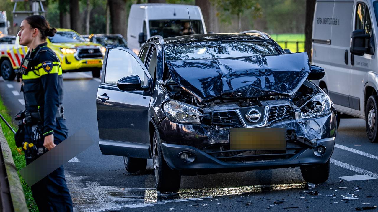 De auto's raakten flink beschadigd (foto: Lucas Lammers/Persbureau Heitink).